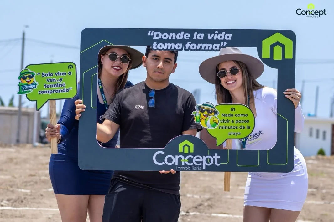 Cliente acompañado por asesoras de Concept Inmobiliaria dentro del proyecto
